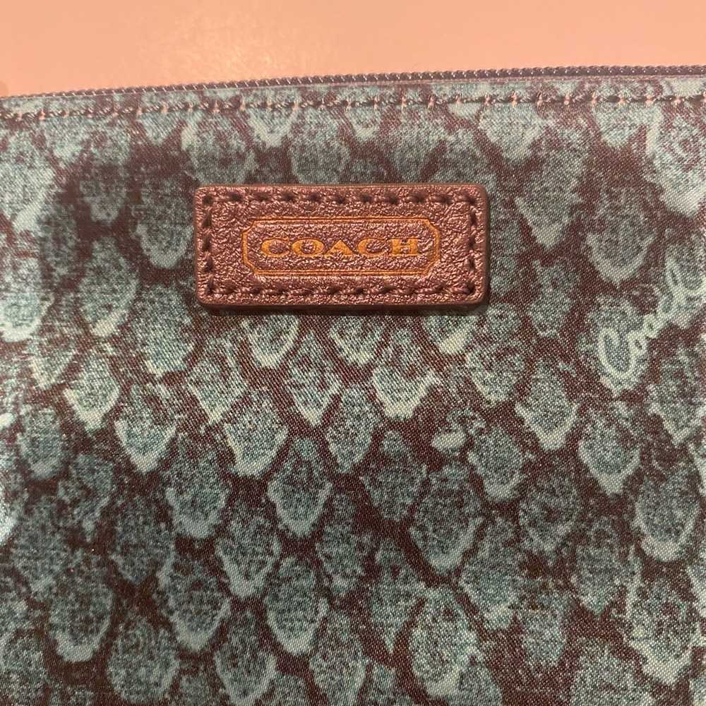 NWT Coach Teal Patterned Wristlet - Picture 4 of 6